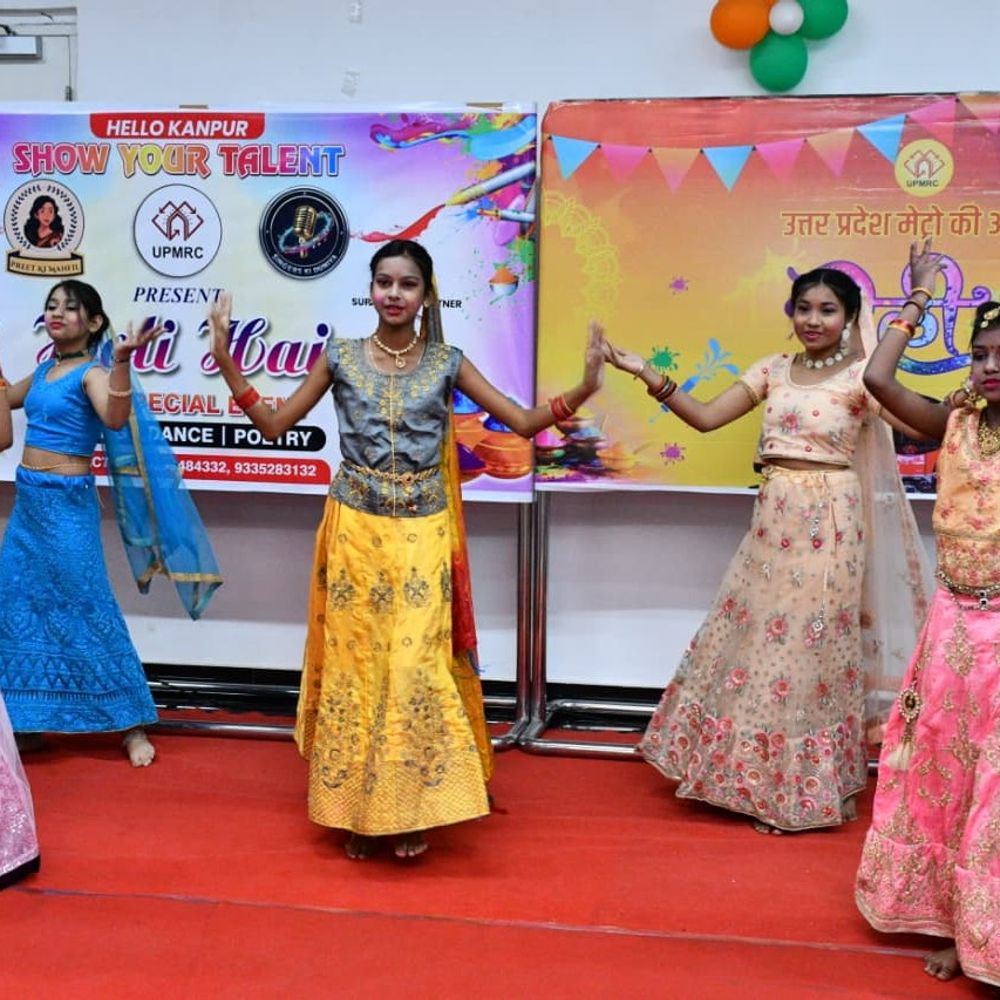 मेट्रो स्टेशन पर उतरा ब्रज का उल्लास:कहीं परदेसी का दर्द छलका, तो कहीं 'मुरलीवाले' के रंग में भीगे यात्री; मेट्रो में दिखा होली का हुल्लड़