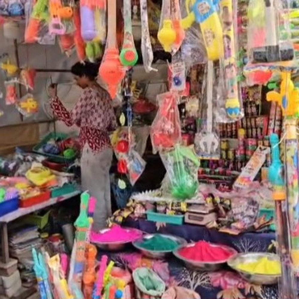 डॉक्टरों ने केमिकल रंगों से बचने की अपील की:भदोही में होली पर त्वचा और आंखों को नुकसान से बचाने की सलाह