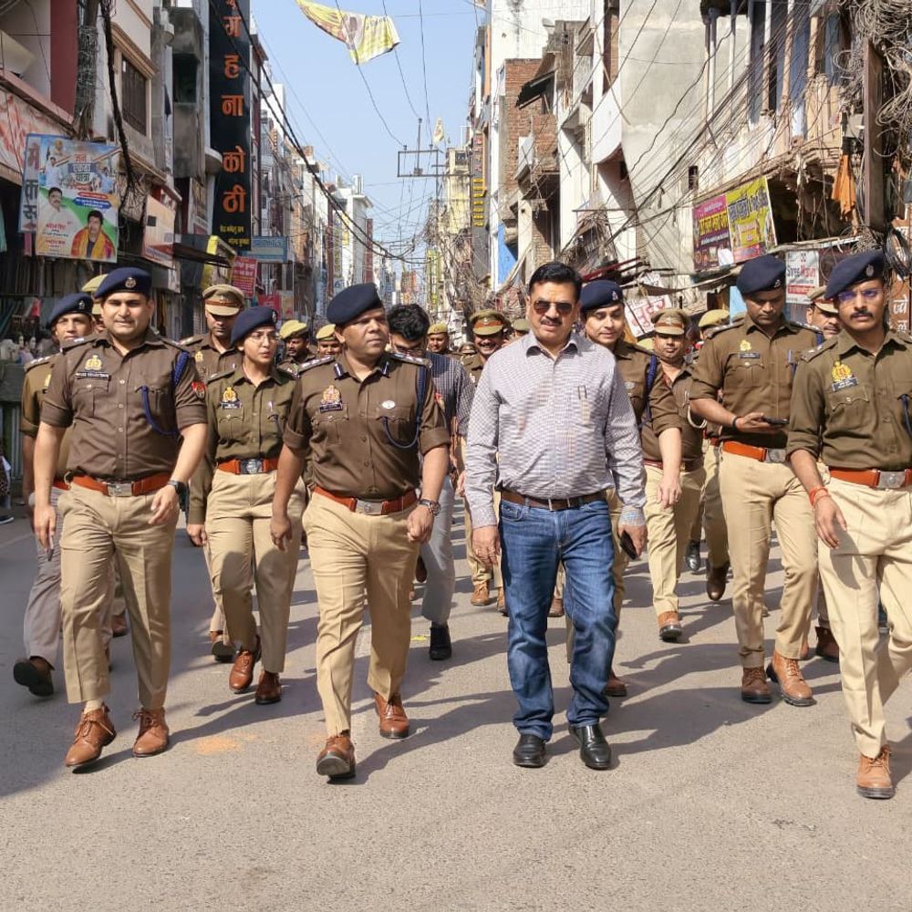 जौनपुर में होली-रमजान से पहले रूट मार्च:डीएम बोले- माहौल बिगाड़ने वालों पर होगी सख्त कार्रवाई