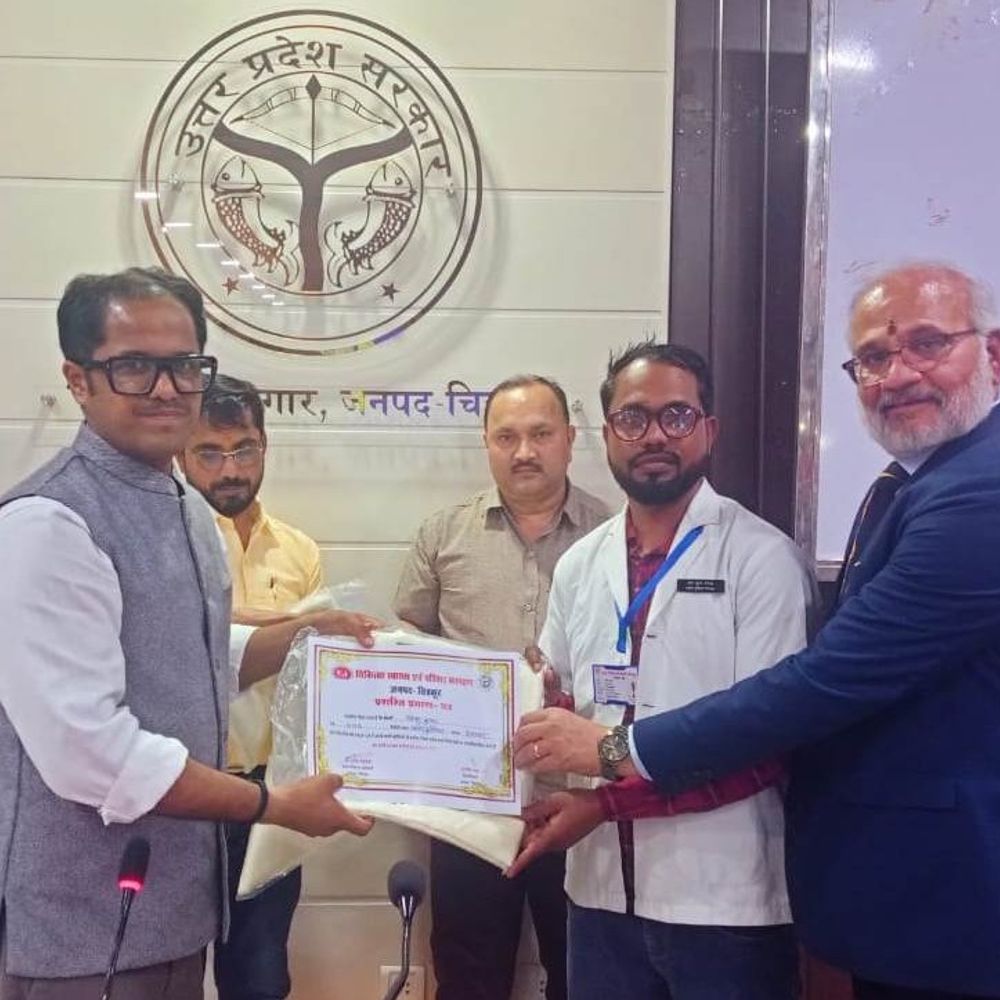 एक माह में 31 आशा पद भरें:चित्रकूट DM का निर्देश, अच्छा कार्य करने पर आशा, ANM और CHO सम्मानित