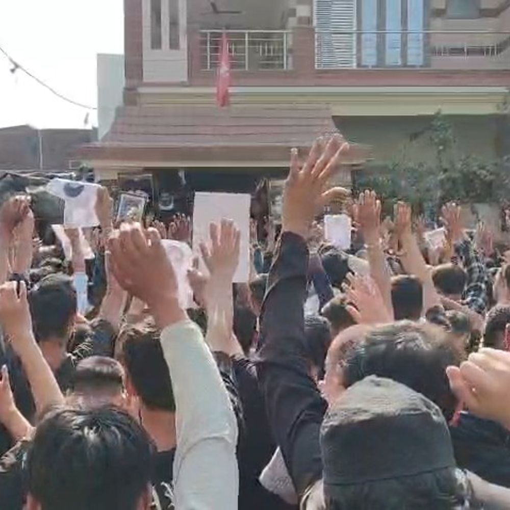 अली खामेनेई की मौत पर विरोध प्रदर्शन:अमरोहा में शिया समुदाय ने शोक मनाया, नारेबाजी की