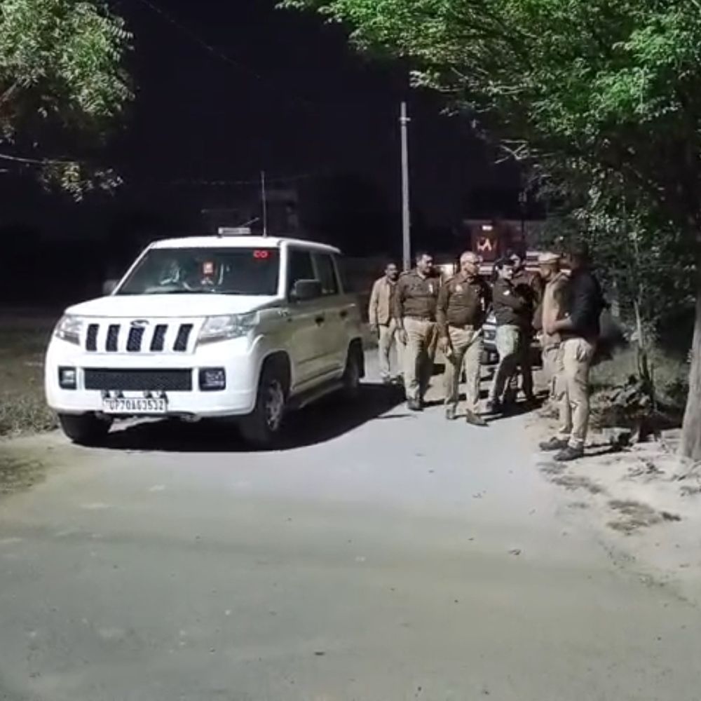 चंदौली में परिवार पर फायरिंग, चार घायल:एक की हालत गंभीर, बीएचयू ट्रामा सेंटर में इलाज जारी; गांव में कई थानों की फोर्स तैनात