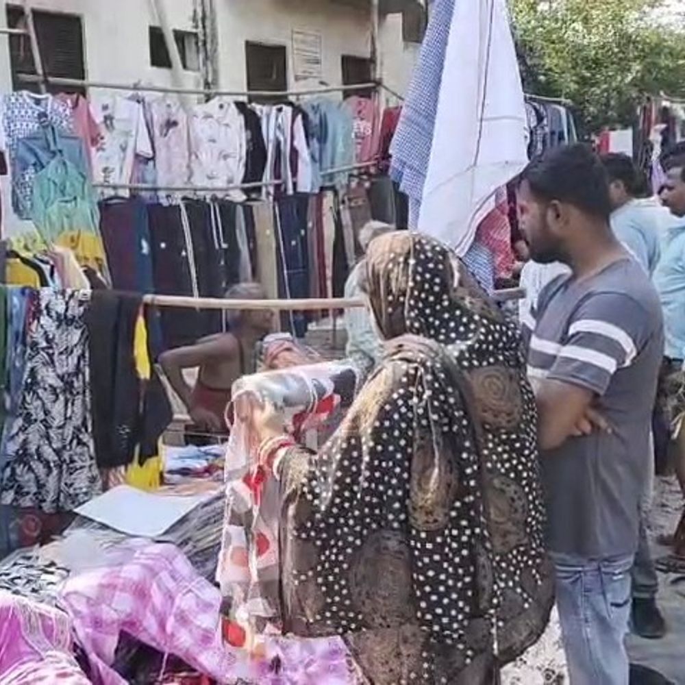 होली से पहले संडे बाजार में उमड़ी भीड़:फर्रुखाबाद के स्टेशन रोड पर ग्राहकों ने की जमकर खरीदारी