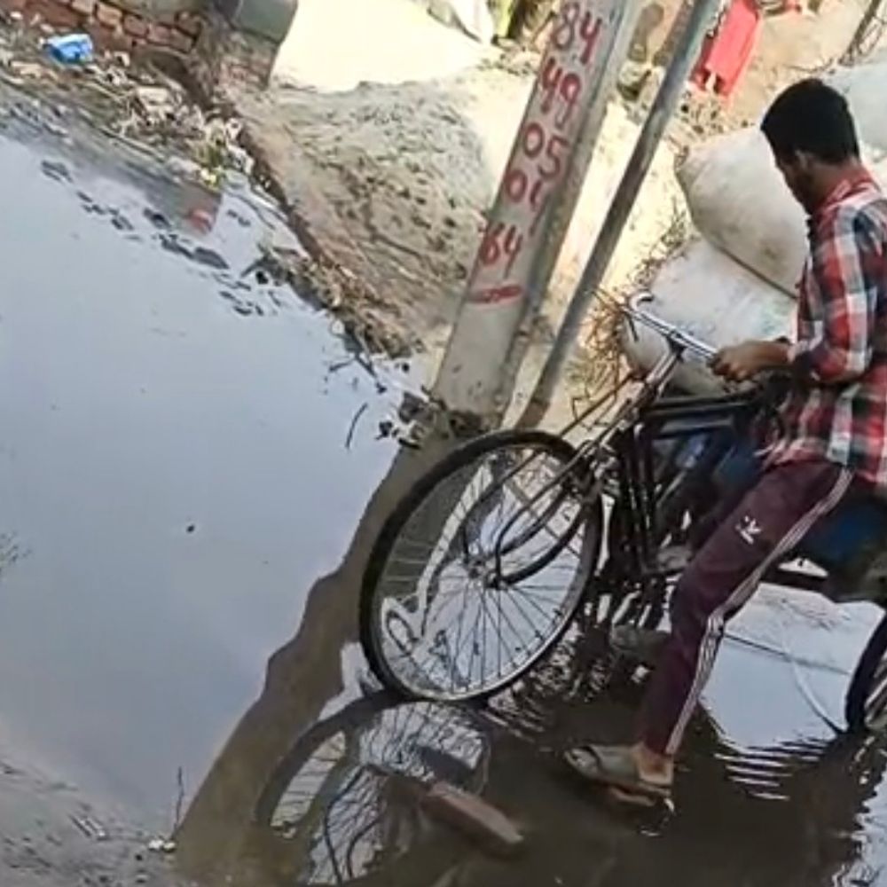 लखीमपुर खीरी में घोसियाने में सड़क बनी, नाली नहीं:जलभराव से लोग परेशान, त्योहारों पर आवागमन मुश्किल
