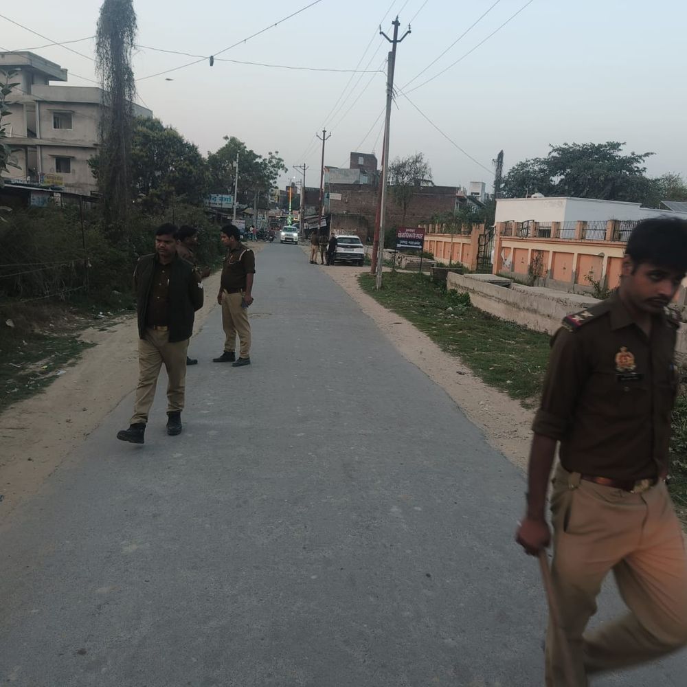 महराजगंज में दुष्कर्म का आरोपी कस्टडी से फरार:आरोपी की पेशी के लिए ले जा रहे थे, दो पुलिसकर्मियों पर मुकदमा