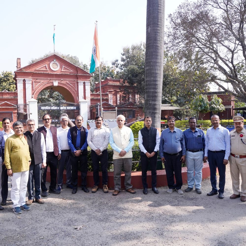 BHU प्रोफेसरों ने गाजीपुर अफीम फैक्ट्री का निरीक्षण किया:पुरानी मशीनरी के बावजूद रिकॉर्ड उत्पादन, आधुनिकीकरण पर जोर