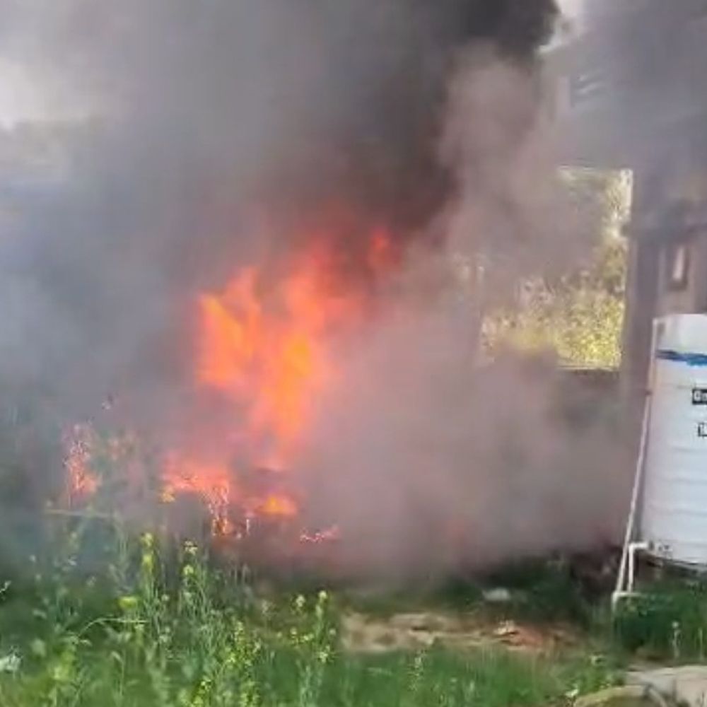 फिरोजाबाद के कांता होटल में भीषण आग:दमकल की कई गाड़ियां मौके पर, लाखों का सामान जला