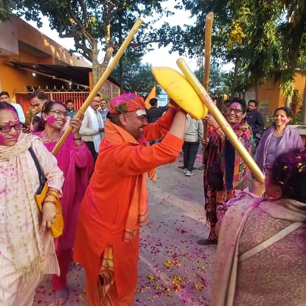 संभल कल्कि नगरी की 24 कोसीय मासिक परिक्रमा संपन्न:वृंदावन की तर्ज पर खेली गई लठमार और फूलों की होली, रंग-ग़ुलाल उड़ा