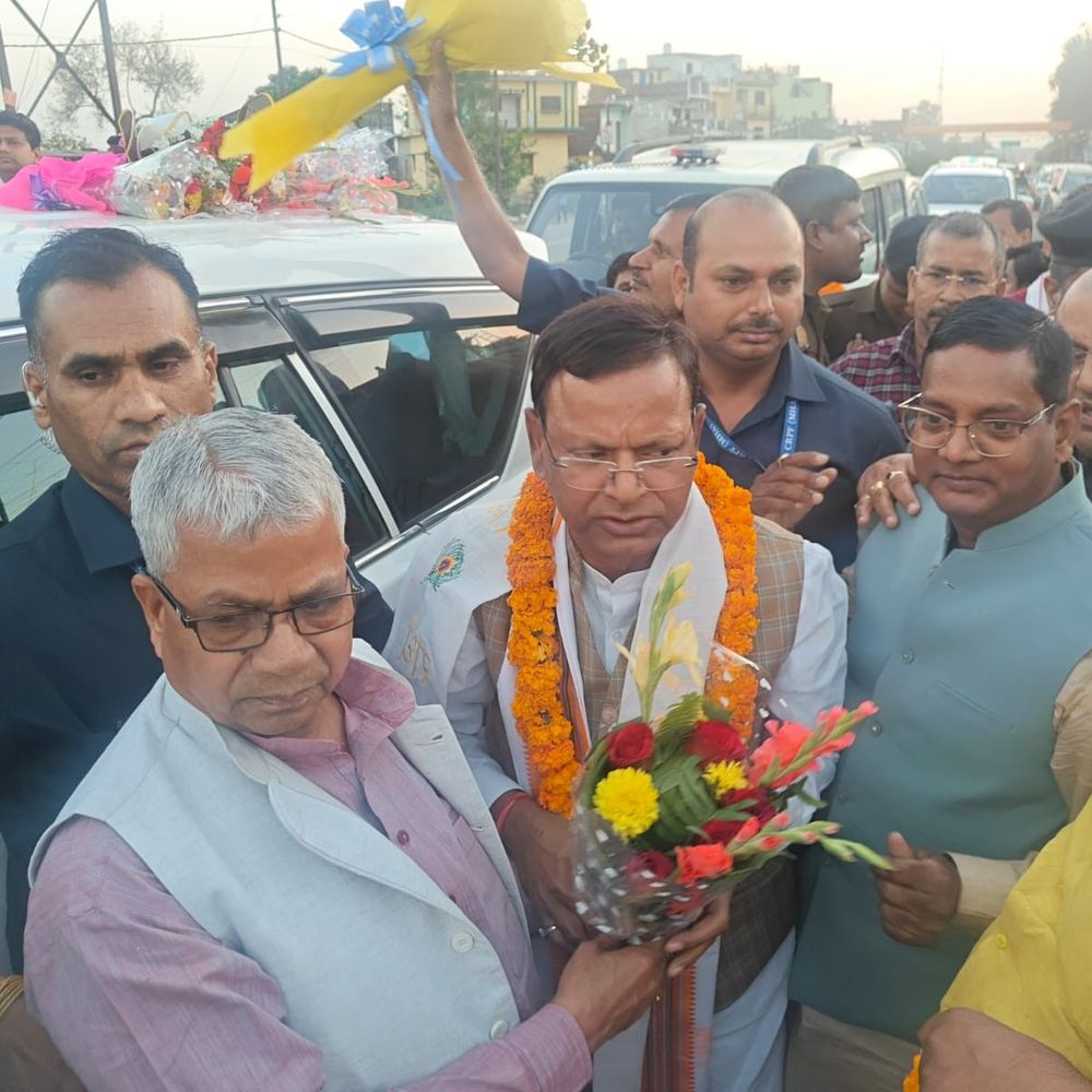 केंद्रीय मंत्री पंकज चौधरी महराजगंज पहुंचे:कतरारी सीमा पर कार्यकर्ताओं ने किया स्वागत, समर्थकों में दिखा उत्साह