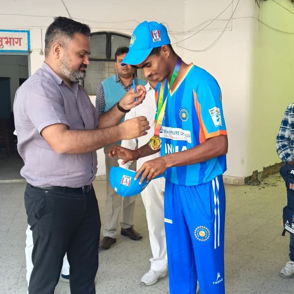 बधिर क्रिकेटर आकाश सैनी ने भारत को एशिया कप जिताया:कुशीनगर के खिलाड़ी ने अंतरराष्ट्रीय स्तर पर किया शानदार प्रदर्शन