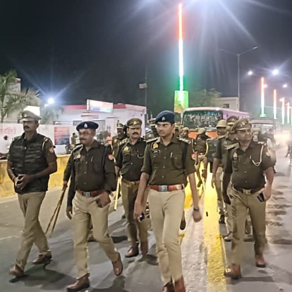 मऊ में होली से पहले पुलिस का फ्लैग मार्च:शांति व्यवस्था बनाए रखने की अपील, शांतिपूर्ण त्यौहार मनाने की अपील