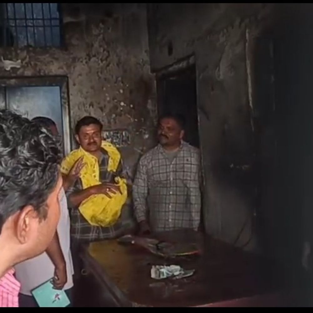 बहराइच में शॉर्ट सर्किट से मकान में लगी आग:90 हजार रुपए की नकदी समेत 6 लाख से अधिक की संपत्ति जलकर खाक