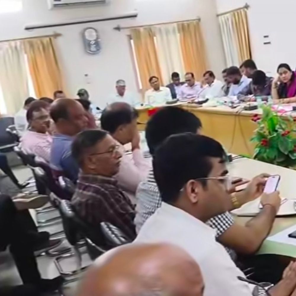 ललितपुर जिला पंचायत में पोस्टमार्टम हाउस और गौशाला पर चर्चा:जिला पंचायत बैठक में CMO ने दिया आश्वासन, नहीं लगाने होंगे चक्कर