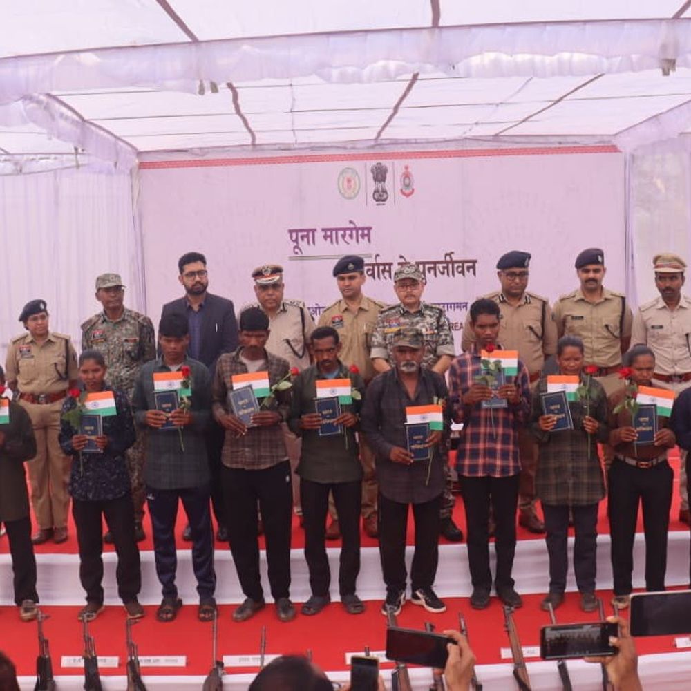महासमुंद में 73 लाख के इनामी 15 नक्सलियों का सरेंडर:  14 हथियार भी साथ लाए:इनमें AK-47, इंसास-SLR जैसे वेपन; सभी BBM के सदस्य थे – Mahasamund News