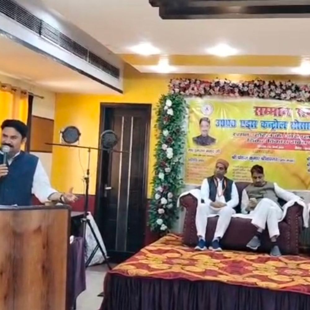 एड्स नियंत्रण कर्मचारी नियमितीकरण की मांग पर अड़े:सहारनपुर में आंदोलन की चेतावनी, सरकार से ठोस निर्णय की अपील