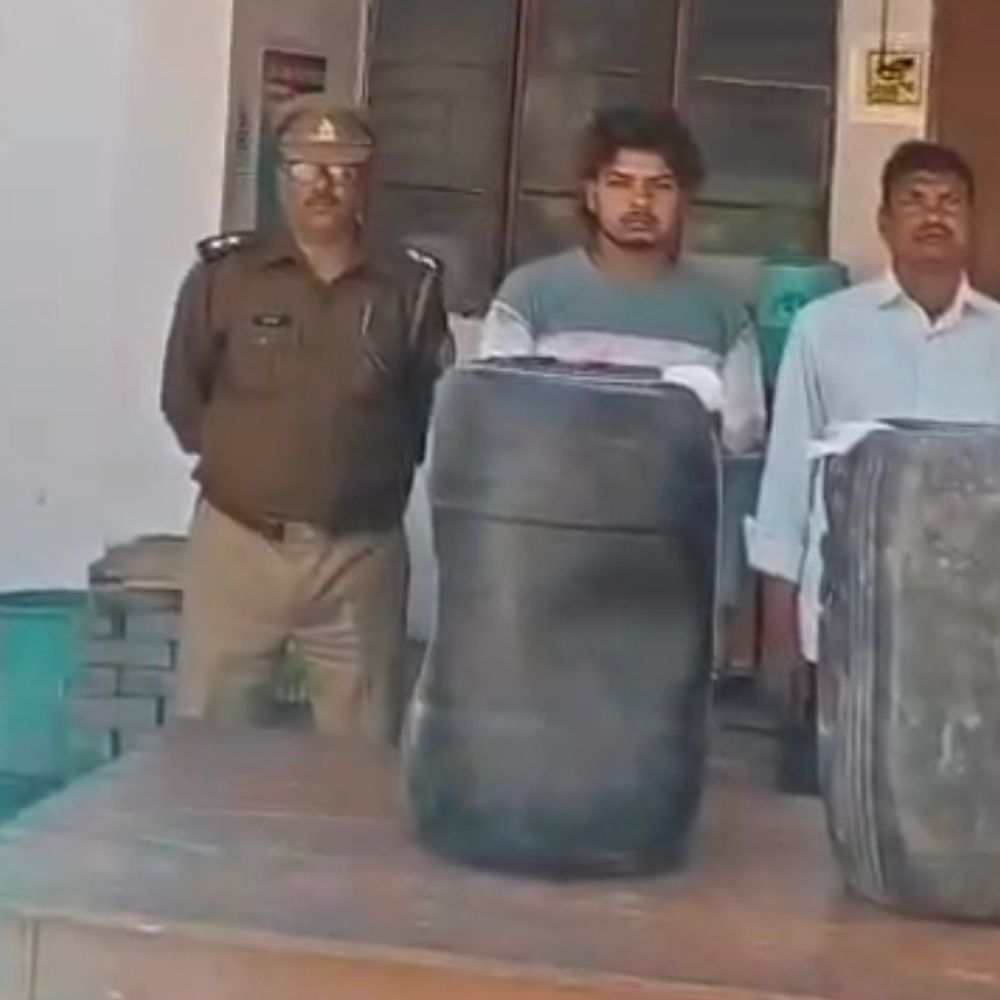 अमेठी पुलिस ने पकड़ी अवैध कच्ची शराब:ड्रोन सर्विलांस से कार्रवाई, 10 कुंतल लहन नष्ट किया; दो गिरफ्तार