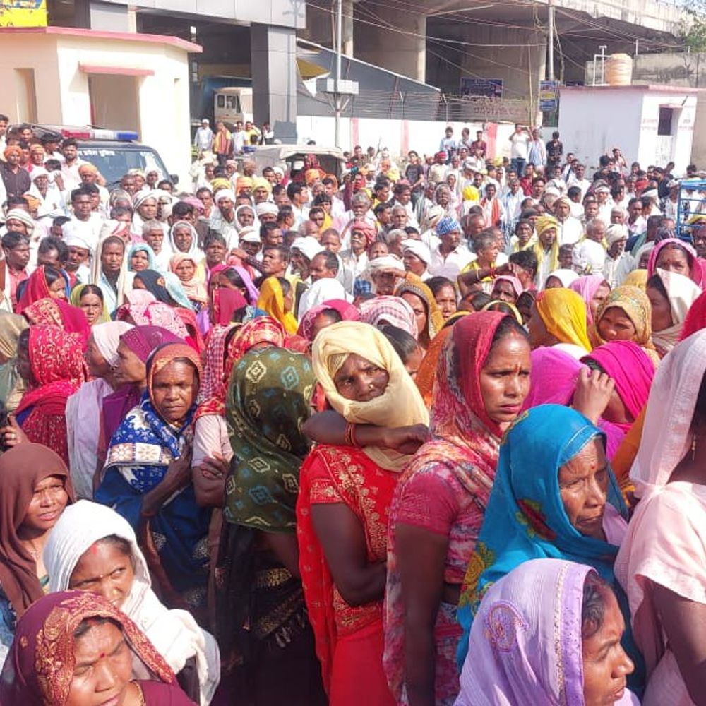 सोनभद्र कोतवाली में घुसी सैकड़ों की भीड़:पुलिस हैरान, जमीन विवाद सहित कई मुद्दों पर पहुंचे लोग