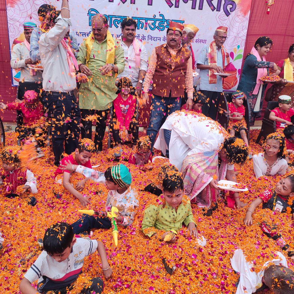 सेरेब्रल पाल्सी से पीड़ित बच्चों ने खेली फूलों की होली:कई देशों के परिवार हुए शामिल, गानों की धुनपर झूमे नन्हे मुन्ने