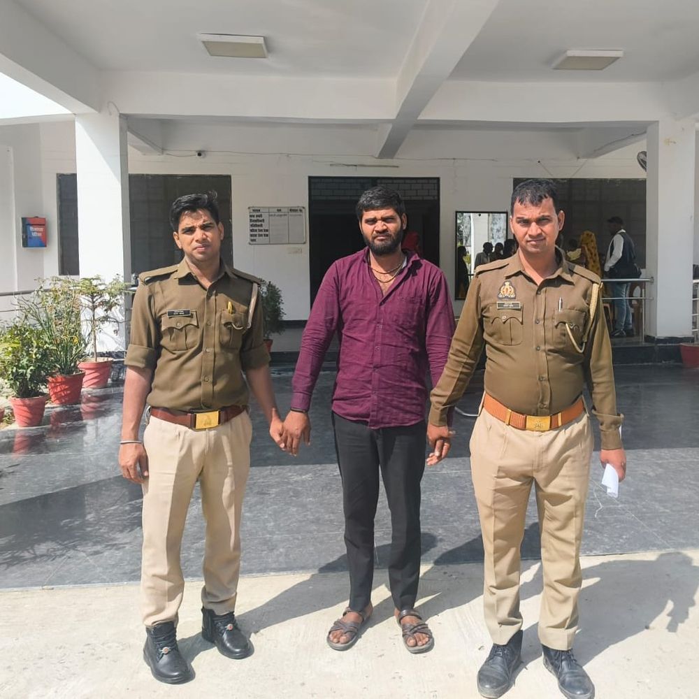 कौशांबी में जिला बदर अपराधी घर पर मिला:पुलिस ने गिरफ्तार कर जेल भेजा, फैला रहा था दहशत