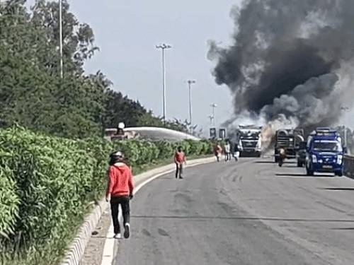 पंचकूला में चलते ट्रक में लगी आग:  बजरी लेकर जा रहा, टायर गर्म होने से हुआ हादसा, फायर बिग्रेड ने बुझाई – Panchkula News