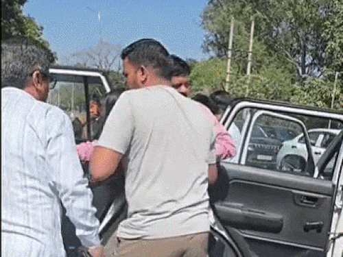 चंडीगढ़ में एक्सीडेंट देख मेयर ने रोकी गाड़ी:  कैब में फंसी लड़कियों को बाहर निकलवाया, फिर एंबुलेंस न मिलने पर खुद अस्पताल पहुंचाया – Chandigarh News