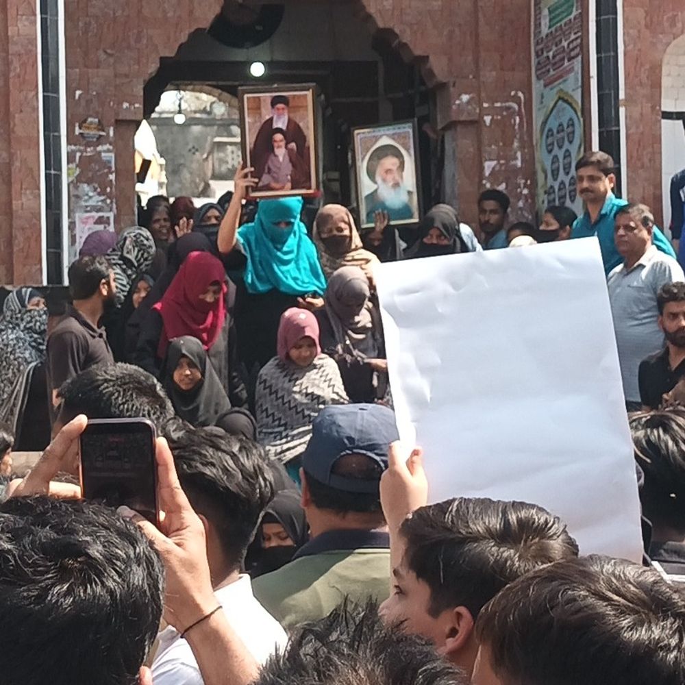 जौनपुर में आयतुल्लाह खामेनेई की मौत पर प्रदर्शन:शिया समुदाय ने अमेरिका-इजरायल के खिलाफ जताया गुस्सा, इमामबाड़ा में विरोध