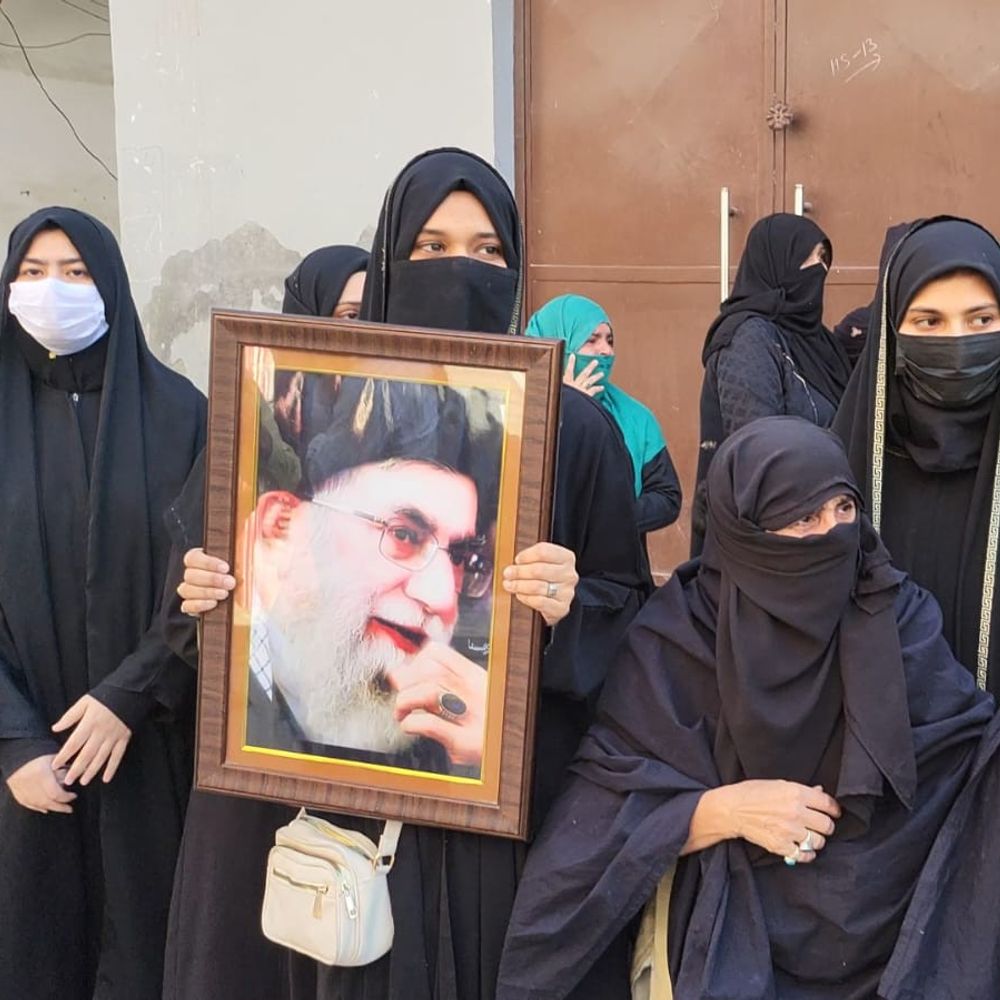 ईरान हमले के विरोध में शिया समुदाय का प्रदर्शन:अमेरिका-इजरायल के खिलाफ काले झंडे लेकर की नारेबाजी