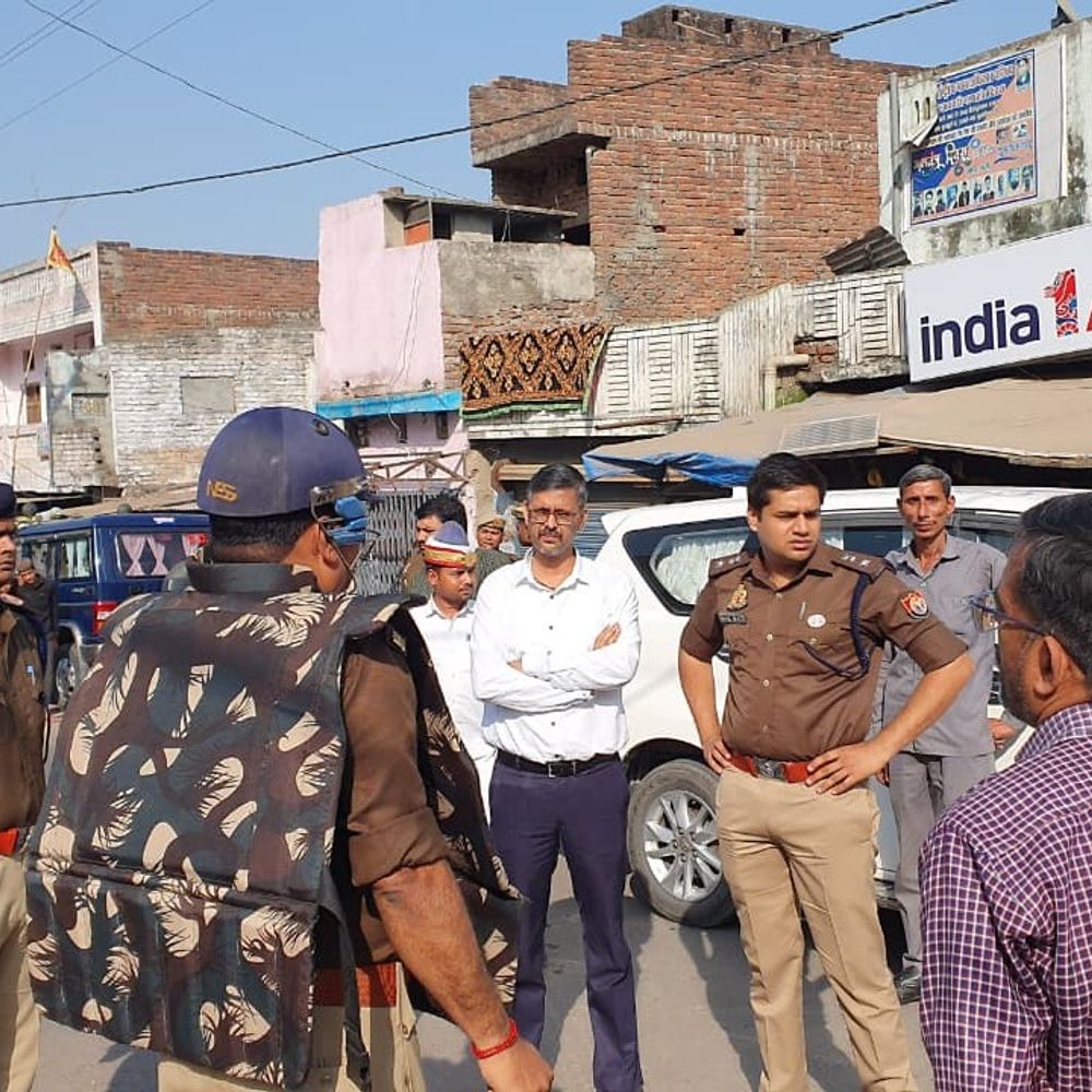 होली से पहले श्रावस्ती में पुलिस प्रशासन हुआ अलर्ट:डीएम-एसपी ने किया फ्लैग मार्च, कहा- अफवाह फैलाने वालों पर होगी कड़ी कार्रवाई