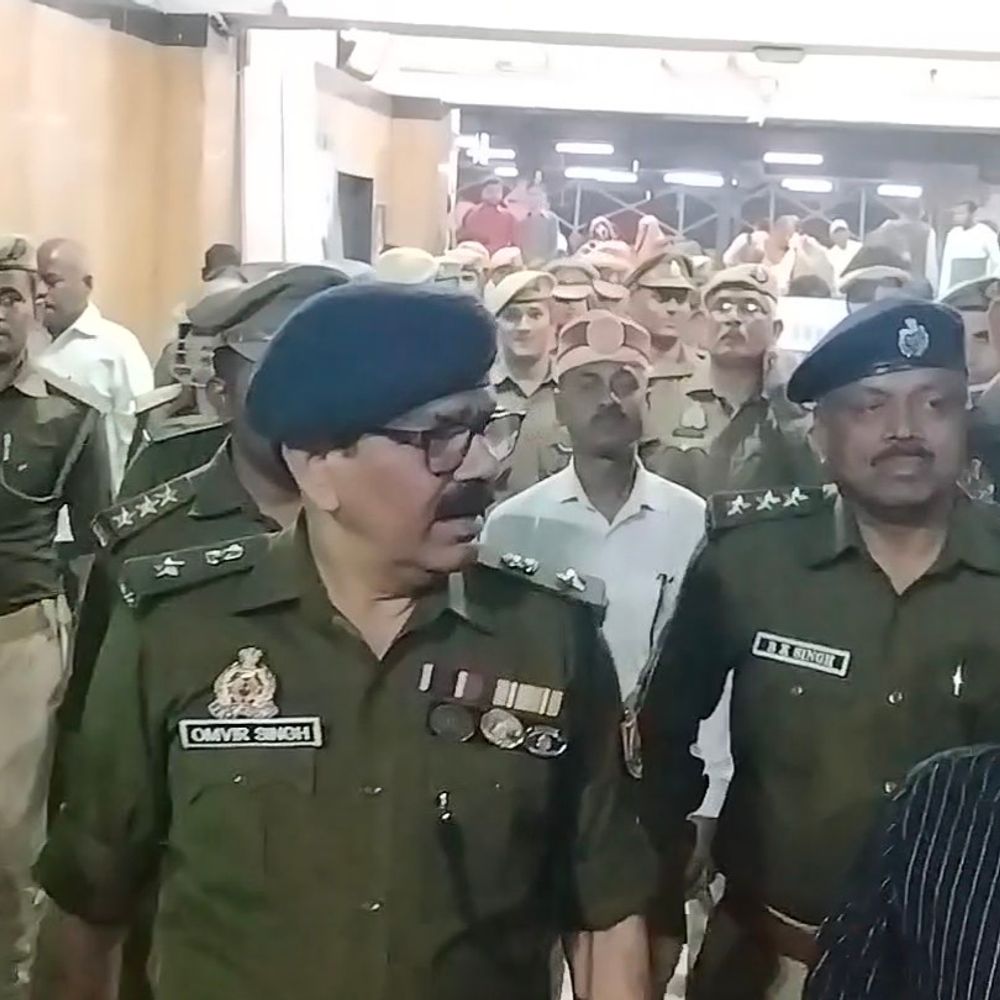 बलिया में 1631 स्थानों पर होलिका दहन की तैयारी:होली-रमजान के मद्देनजर एसपी ने किया फ्लैग मार्च, सुरक्षा को लेकर प्रशासन अलर्ट