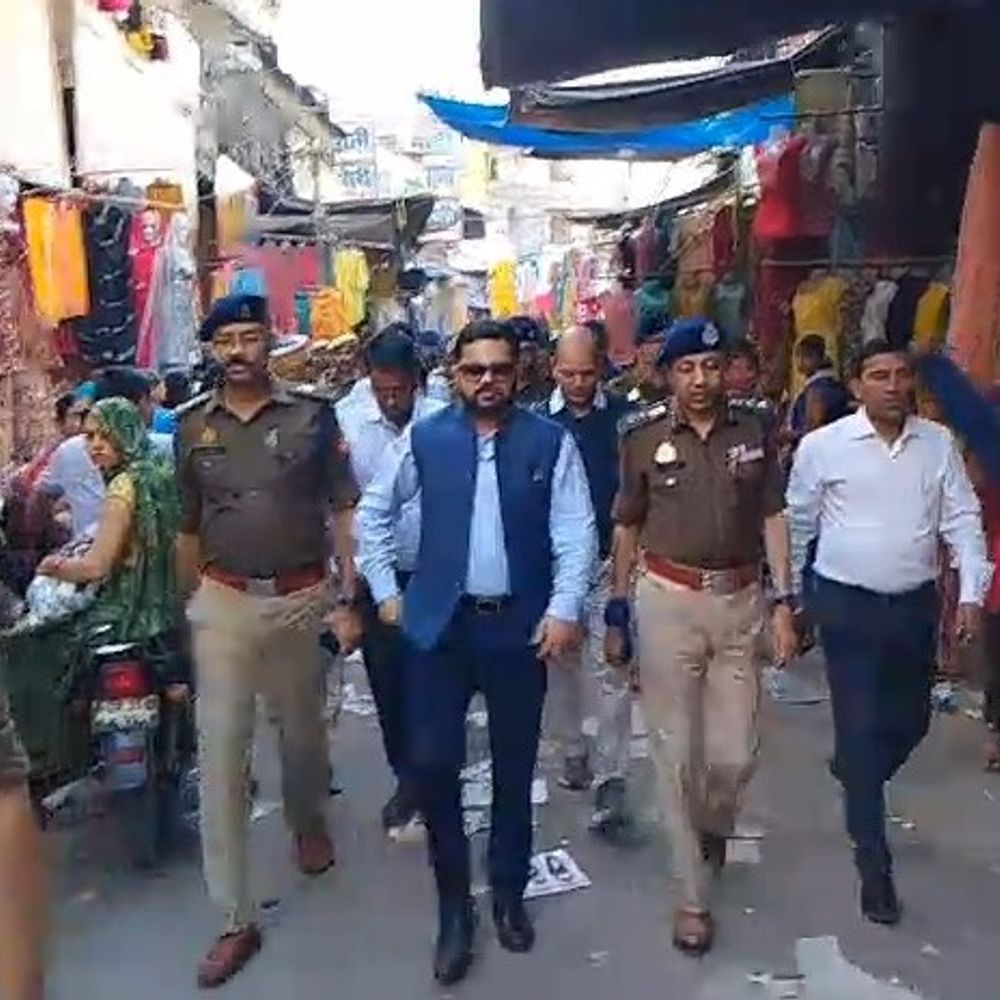 उन्नाव में होली को लेकर प्रशासन अलर्ट:DM-SSP ने किया फ्लैग मार्च, राहगीरों से सुरक्षा व्यवस्था की जानकारी ली