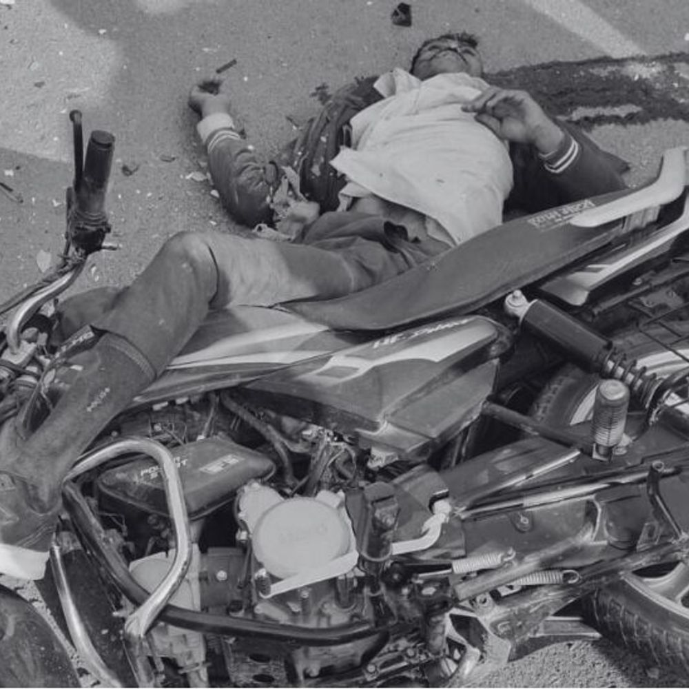 फतेहपुर में बस ने बाइक सवार को कुचला, मौत:हेलमेट न पहनने से फटा सिर, चालक बस छोड़कर फरार