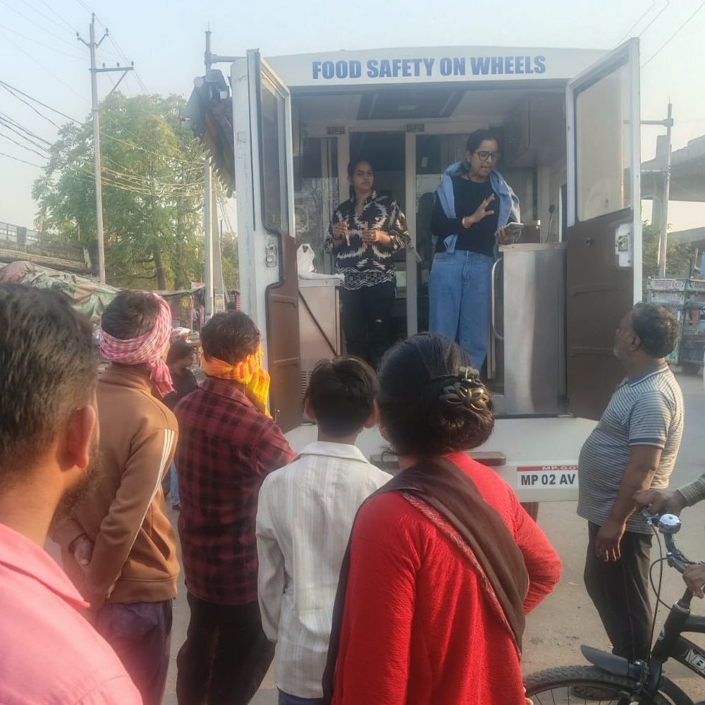 छापेमारी तक सिमटी फूड सेफ्टी की कार्रवाई:  मिलावटखोर बेखौफ, सैंपल लेकर लौट जाता अमला; चार प्रतिष्ठानों को नोटिस – Bhind News