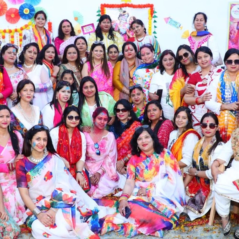 समीप्ता ग्रुप ने होली मिलन समारोह आयोजित किया:मेरठ में महिलाओं ने विभिन्न प्रतियोगिताओं में उत्साह से भाग लिया