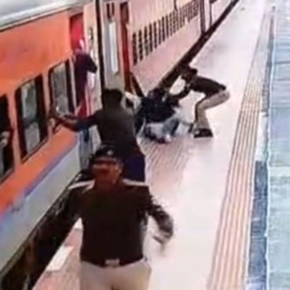 प्रयागराज में महिला कांस्टेबल ने यात्री की जान बचाई:चलती ट्रेन पर चढ़ते समय पैर फिसलने से प्लेटफार्म पर गिरा, सिपाही ने खींचा