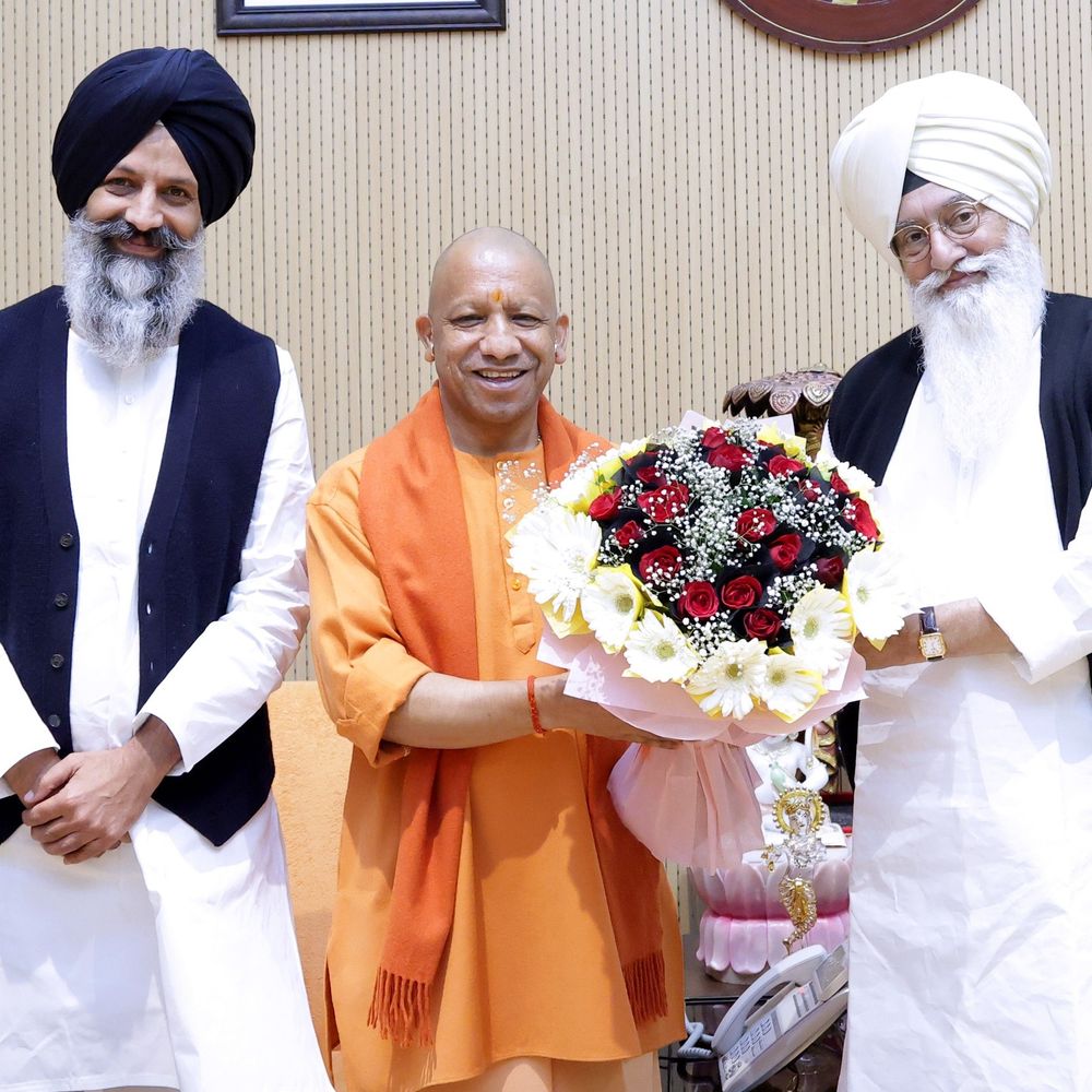 लखनऊ में प्रवचन देने के बाद योगी से मिले राधास्वामी:बाबा गुरिंदर और जसदीप ने किया सत्संग, बोले- कुछ समय भजन जरूर करें