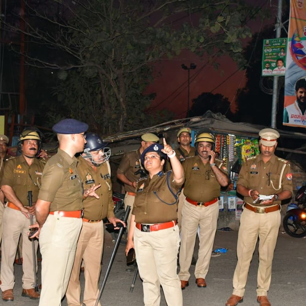 खीरी में होली-रमजान पर सुरक्षा सख्त:एसपी ने पुलिस बल के साथ शहर में किया फ्लैग मार्च