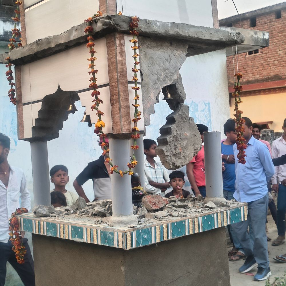 सिद्धार्थनगर में जमीन विवाद को लेकर नव-निर्मित शिव मंदिर तोड़े:विधि-विधान से प्राण प्रतिष्ठा के बाद विवाद, महिलाओं पर केस दर्ज