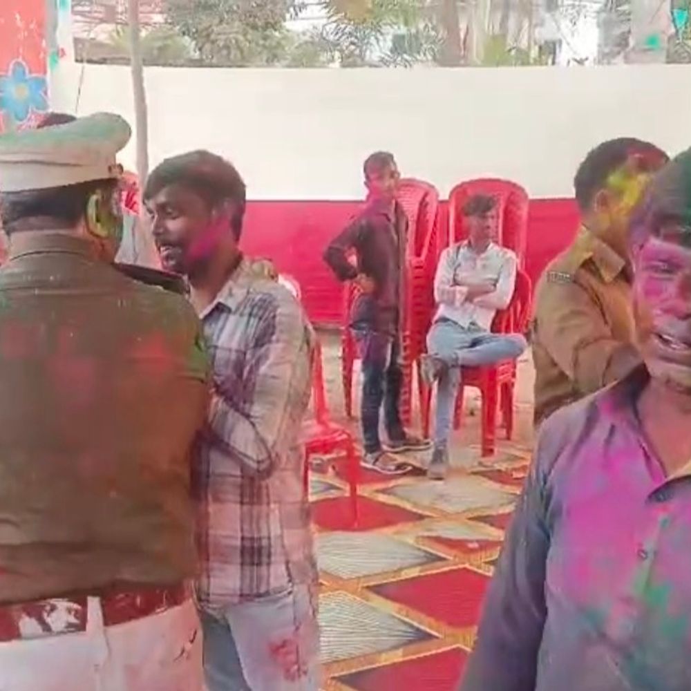 शेखपुरा ट्रैफिक थाना में शांति समिति की बैठक:होली मिलन समारोह भी आयोजित, पुलिसकर्मियों ने एक-दूसरे को गुलाल लगाया