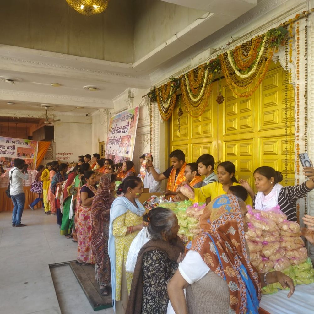 होली पर 551 परिवारों को मिला राशन किट:सहायतार्थ फाउंडेशन ने लखनऊ में किया वितरण