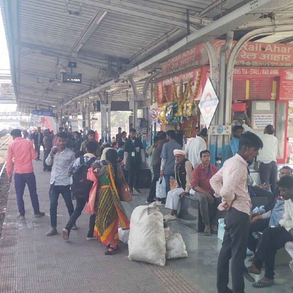 होली पर ट्रेनों में भारी भीड़, वेटिंग लिस्ट 1000 पार:जनरल बोगियों में जगह नहीं, यात्री गेट पर बैठकर यात्रा करने को मजबूर