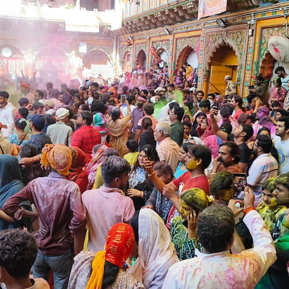 मथुरा में राजाधिराज ठाकुर जी ने भक्तों संग खेली होली:मंदिर के जगमोहन में सुसज्जित बगीचे में बिखेरी अनुपम छटा