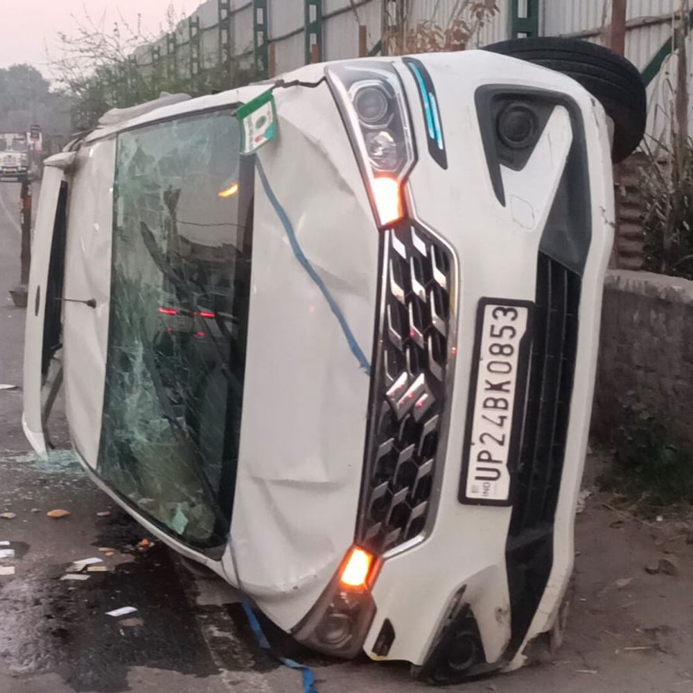 डिवाइडर के पत्थर से टकराकर कार पलटी, 12 घायल:पंजाब से बदायूं जा रहे थे लोग, शामली नगर पालिका पर लापरवाही का आरोप