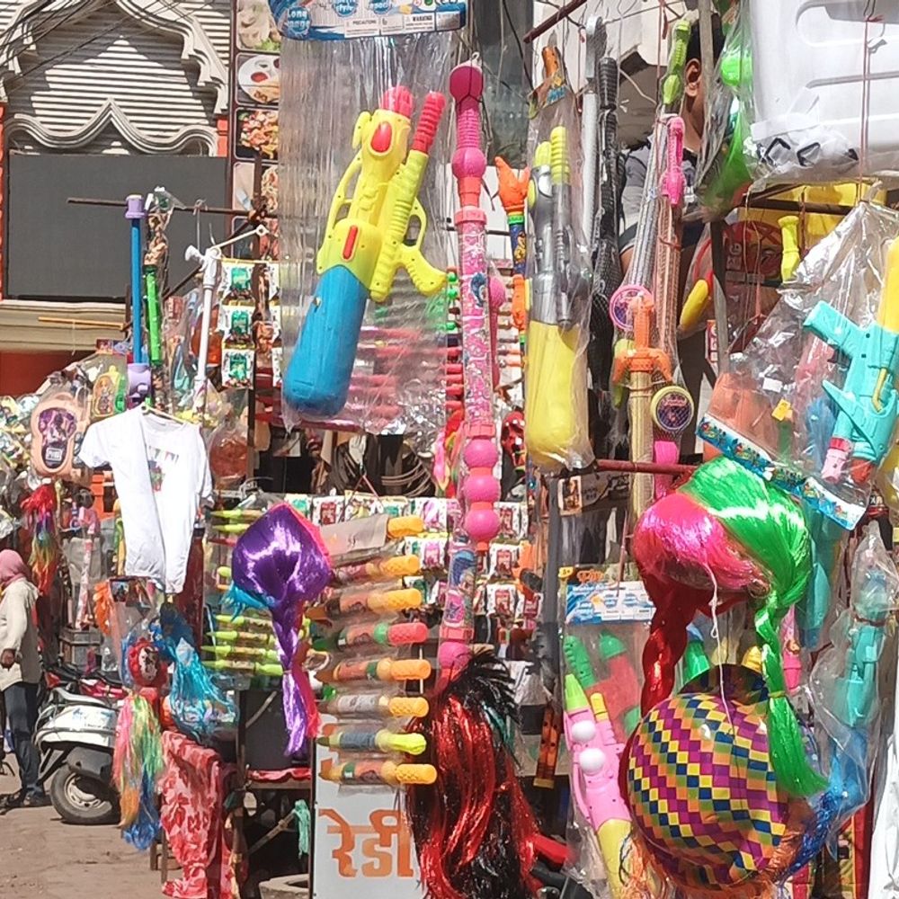 होली पर पीएम मोदी मुखौटे, फरसे वाली पिचकारी की बिक्री:विराट कोहली, मलिंगा समेत कई किरदारों के मास्क भी बाजारों में बिक रहे