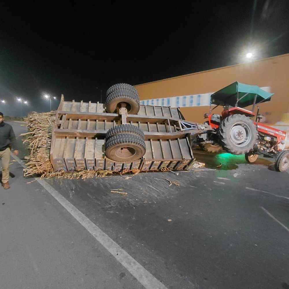 गन्ने से लदी ट्रैक्टर-ट्रॉली पलटी:हापुड़ के बछलौता फ्लाईओवर पर बड़ा हादसा टला, अचानक बेकाबू हुआ ट्रैक्टर
