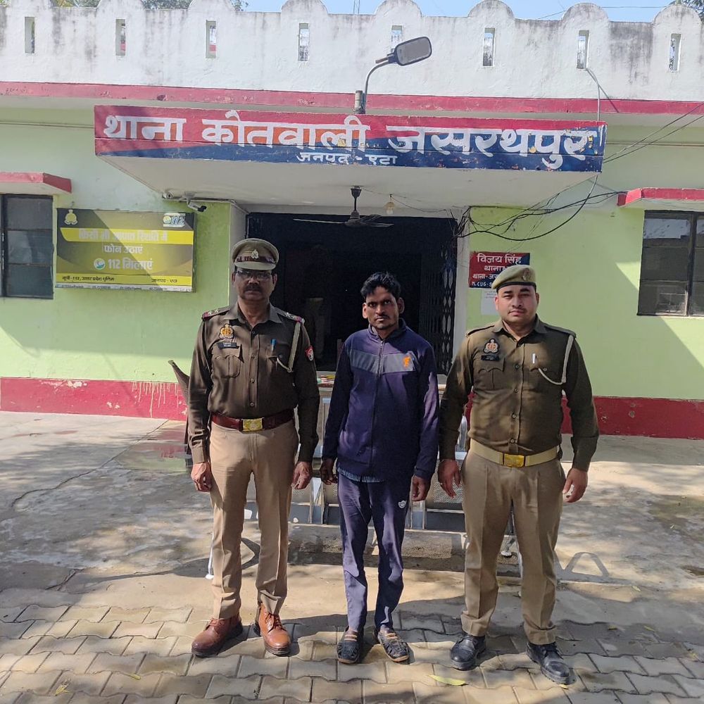 जानलेवा हमले का फरार आरोपी गिरफ्तार:एटा पुलिस ने मुखबिर की सूचना पर पकड़ा, फायरिंग भी की थी