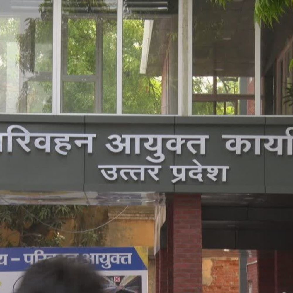 अलीगढ़ बस कांड में दो परिवहन अधिकारी निलंबित:परिवहन आयुक्त ने आरटीओ प्रवर्तन व निरीक्षक को किया सस्पेंड,फर्श टूटने से सड़क पर गिरी छात्रा, पहिया चढ़ने से मौत