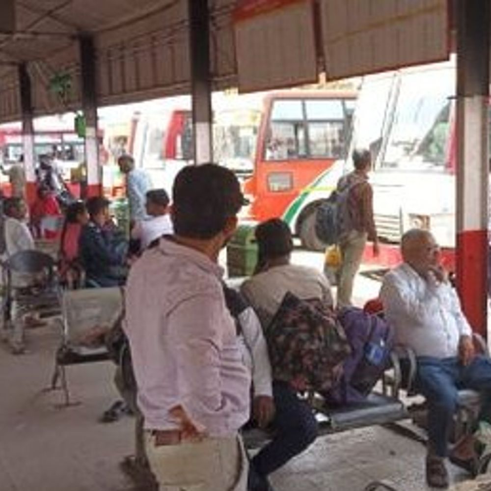 होली पर लखनऊ के बस अड्डों पर यात्रियों की भीड़:आलमबाग से रोजाना 1000 बसें, अतिरिक्त फेरे बढ़ाए गए