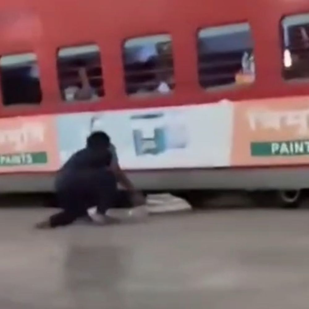 आगरा में चलती ट्रेन से गिरी महिला, लाइव:वीडियो आया सामने, ट्रेन में महिला का बच्चा पहले से बैठा था