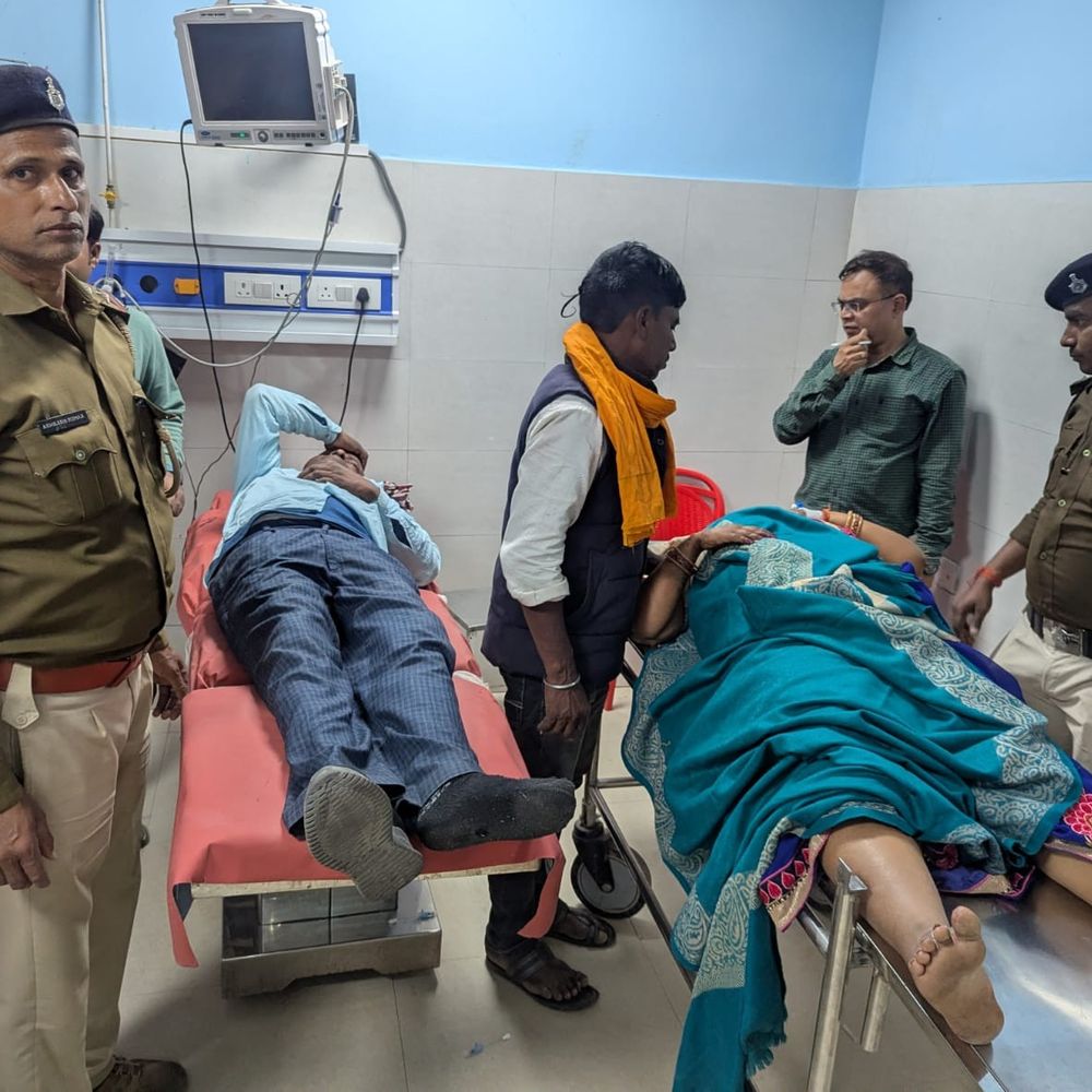 भोजपुर में ट्रक ने ई-रिक्शा में मारी टक्कर:हादसे में 5 लोग घायल, हालत नाजुक; गृह प्रवेश के अवसर पटना से शिव चर्चा करने पहुंचे थे