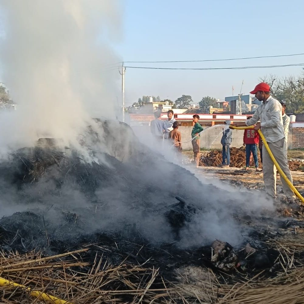 सहारनपुर में समय से पहले होलिका दहन...ग्रामीणों में गुस्सा:एक युवक का छप्पर कुछ युवकों ने होलिका में डाला, गुस्से में लगा दी आग